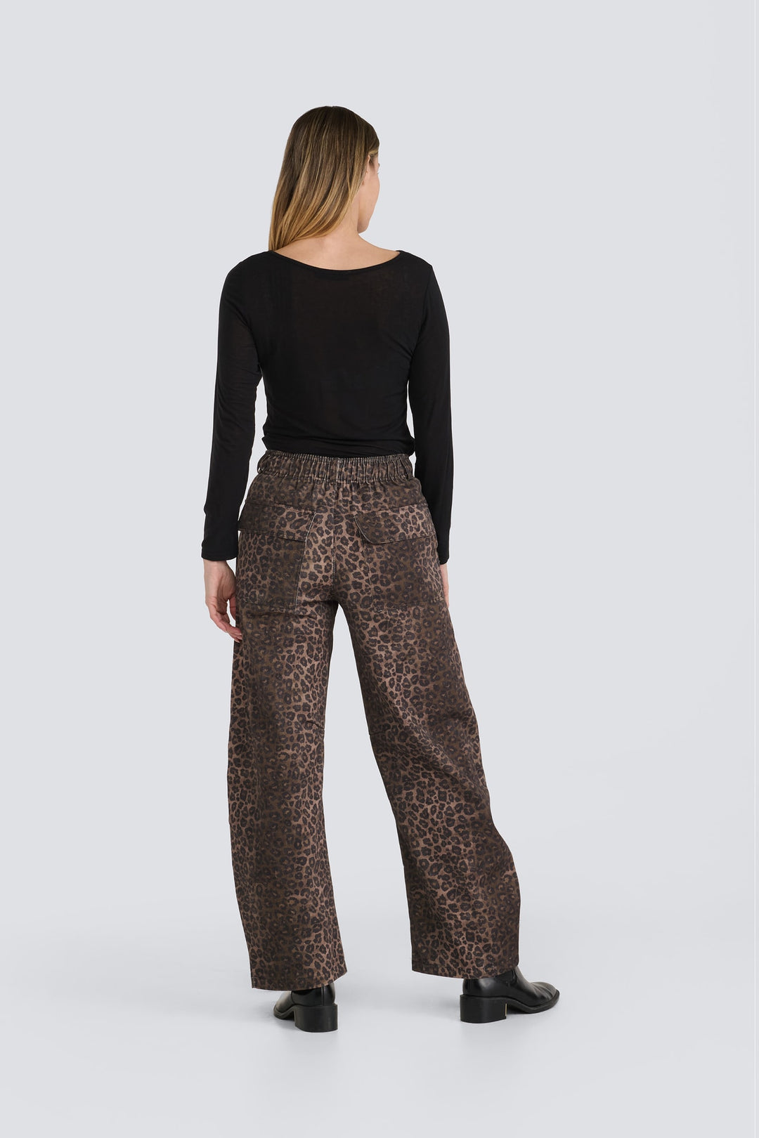 Brown leopard print wide-leg pants featuring an elastic waist and back pockets.