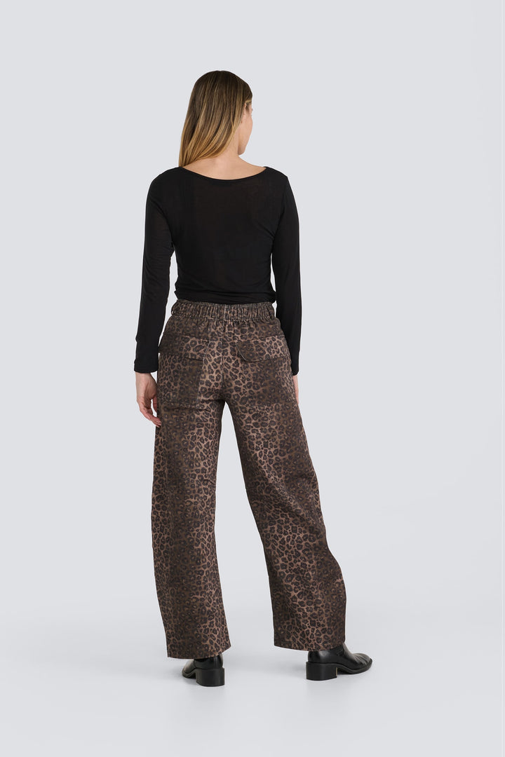 Brown leopard print wide-leg pants featuring an elastic waist and back pockets.